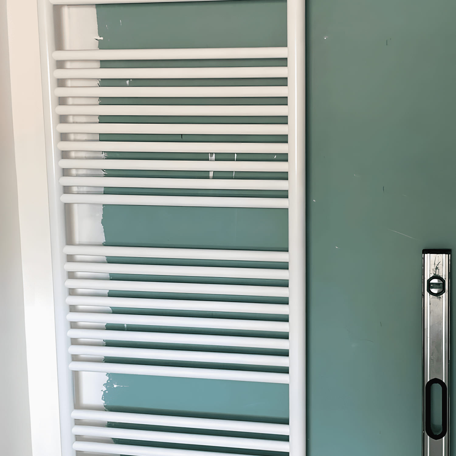 Radiateur sèche-serviettes dans une installation Aquaservice